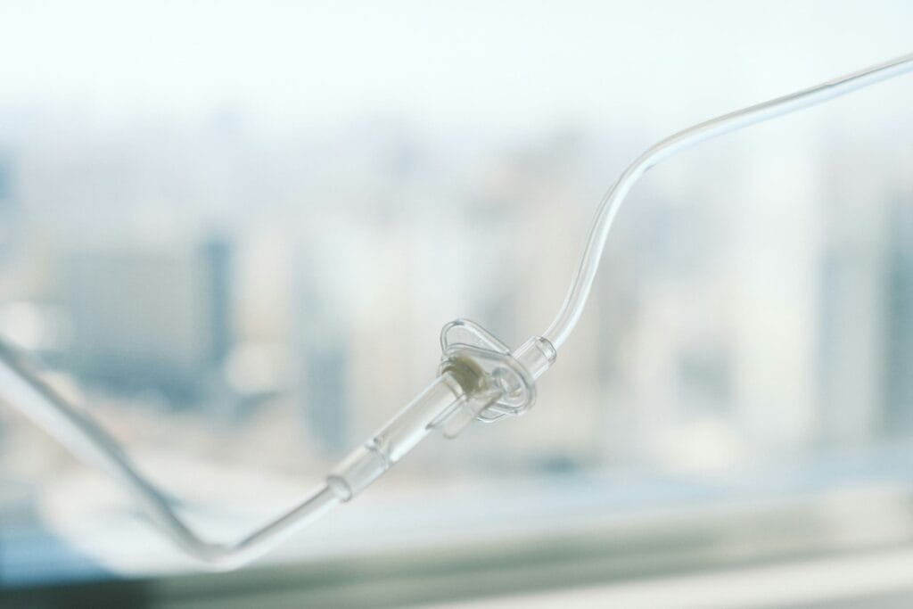 Nahaufnahme eines Infusionsschlauchs, Symbol für belastende Chemotherapie