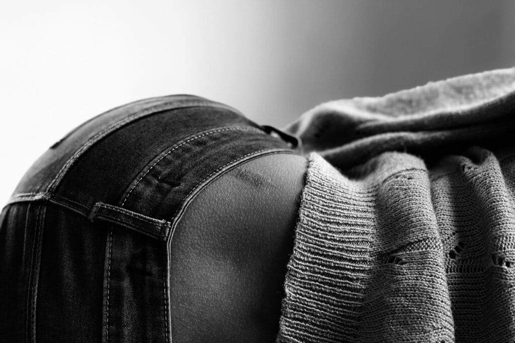 Schwarzweißaufnahme von Hüfte, Person liegend, mit sichtbarer Narbe nach Operation