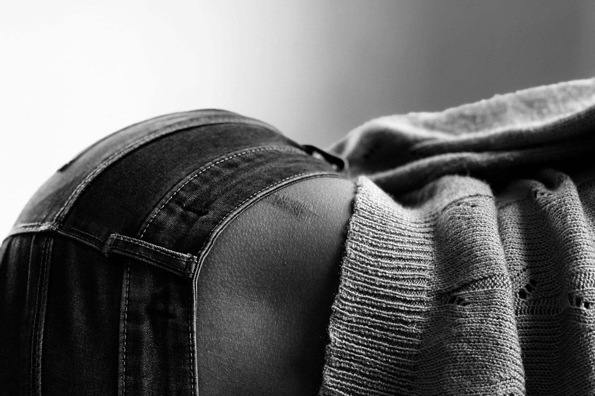 Schwarzweißaufnahme von Hüfte, Person liegend, mit sichtbarer Narbe nach Operation