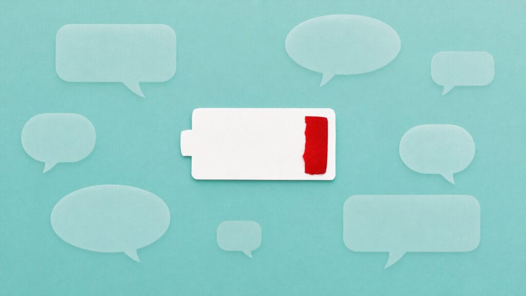 Illustration einer fast leeren Batterie umgeben von Sprechblasen, Symbol für anstrengende Gespräche nach Krebsdiagnose