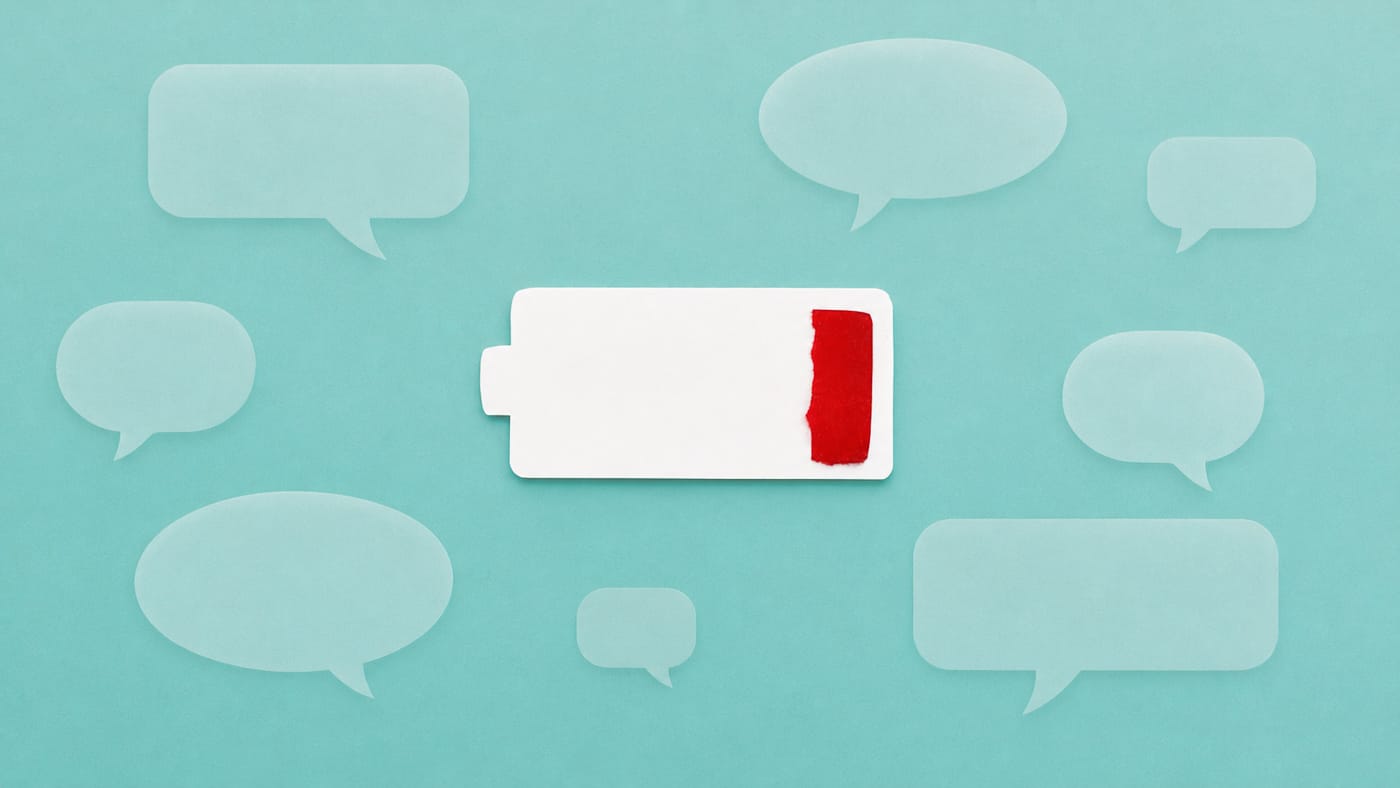 Illustration einer fast leeren Batterie umgeben von Sprechblasen, Symbol für anstrengende Gespräche nach Krebsdiagnose